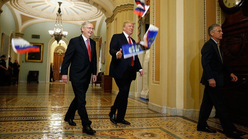 VİDEO | Trump'a Kongre binasında protesto: Rusya bayrakları fırlatıldı