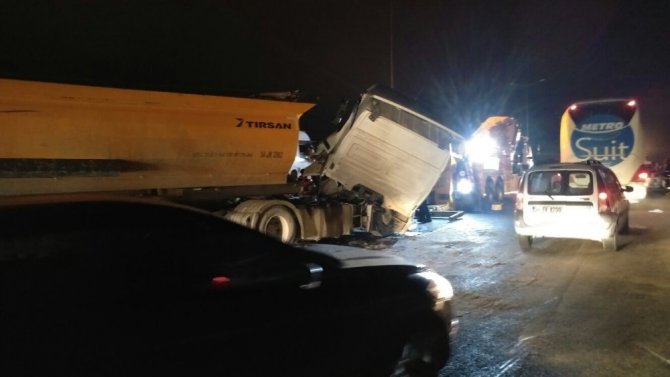 İstanbul'da birbiriyle yarıştığı iddia edilen hafriyat kamyonları kaza yaptı!