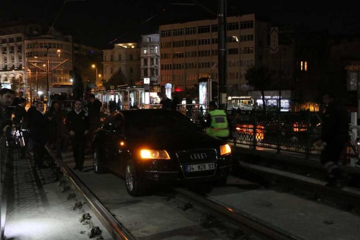 Karaköy'de bir araç tramvay durağına girdi