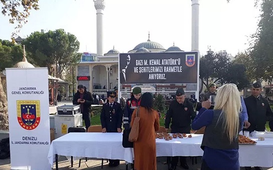 Jandarma Atatürk için cami önünde lokma dağıttı!