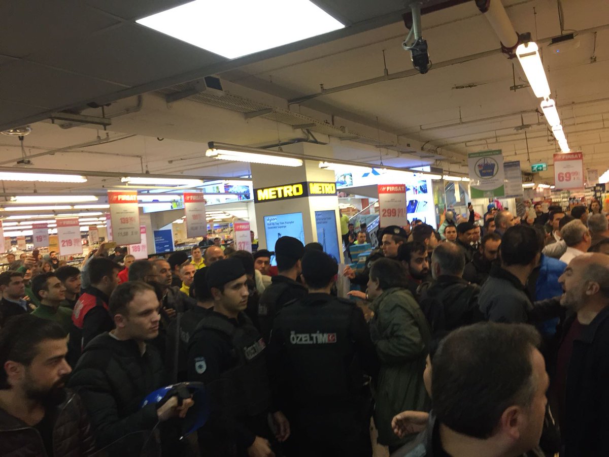 Hakkını alamayan işçiler Metro mağazasını işgal etti