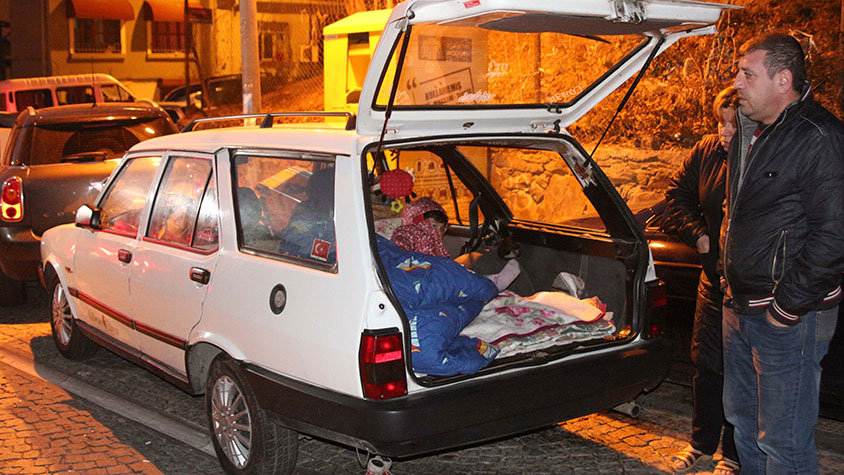 İşte yeni Türkiye!: 5 kişilik aile arabada yaşıyor
