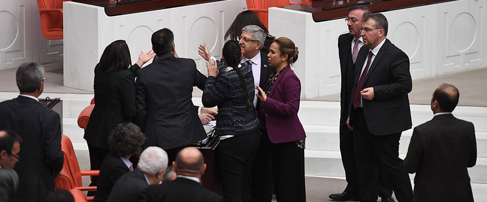 AKP Grup Başkanvekili Meclis'te HDP'li Milletvekili'nin üzerine yürüdü