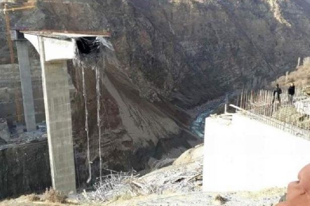 Türkiye'nin 'en büyük' asma viyadük köprüsü yapılırken çöktü