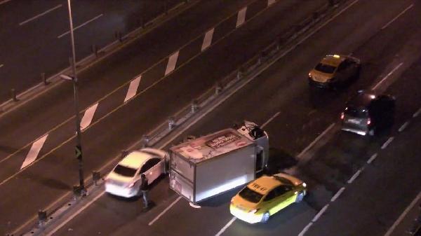 İstanbul'da kamyonet metrobüs bariyerlerine çarptı