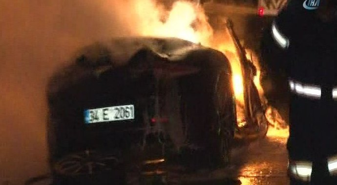 TEM Otoyolu'nda feci kaza: Lüks otomobil alev alev yandı