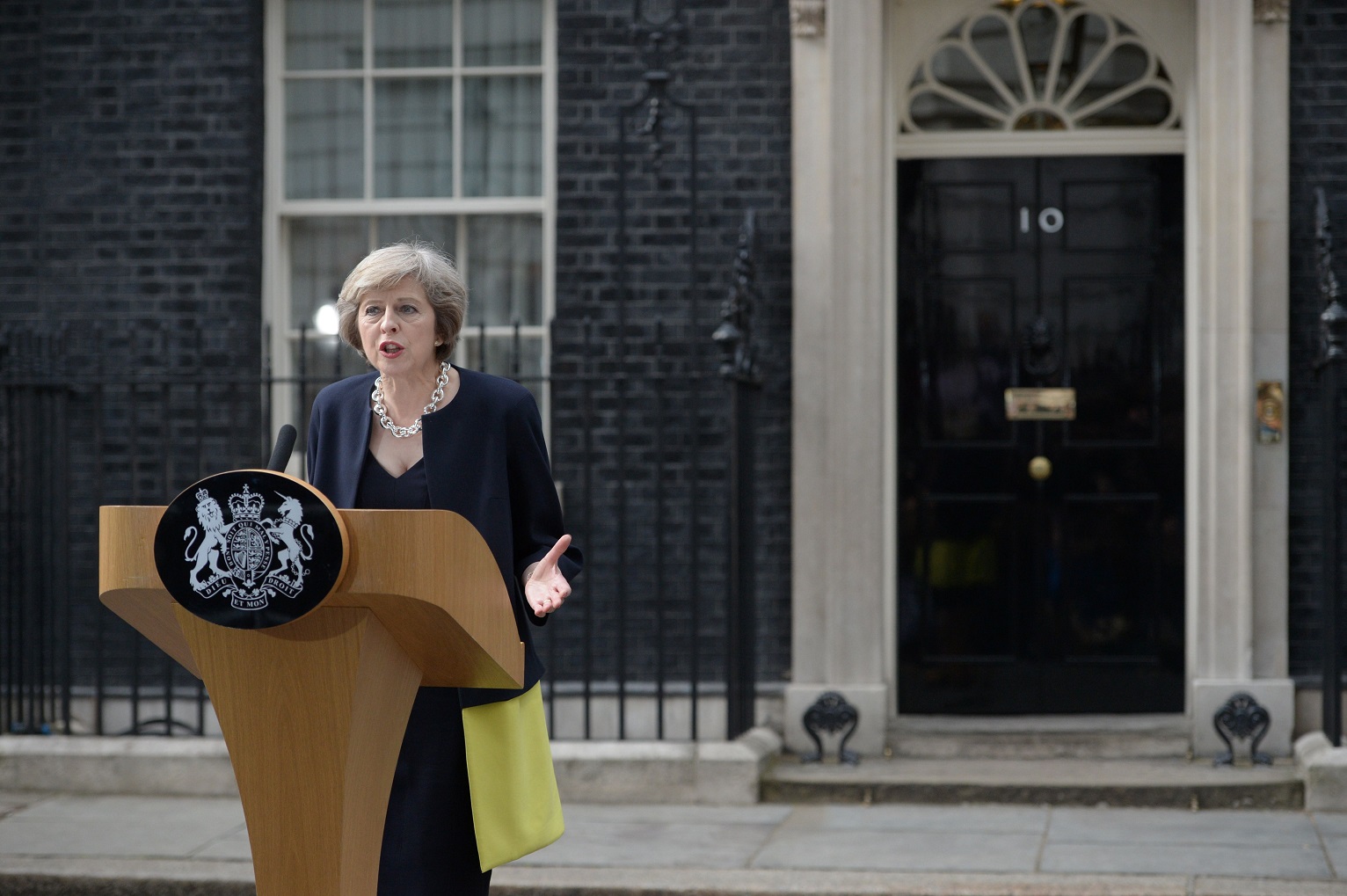 Theresa May'e suikast girişimi iddiası: Kapıları bombalayıp May'e saldıracaklardı