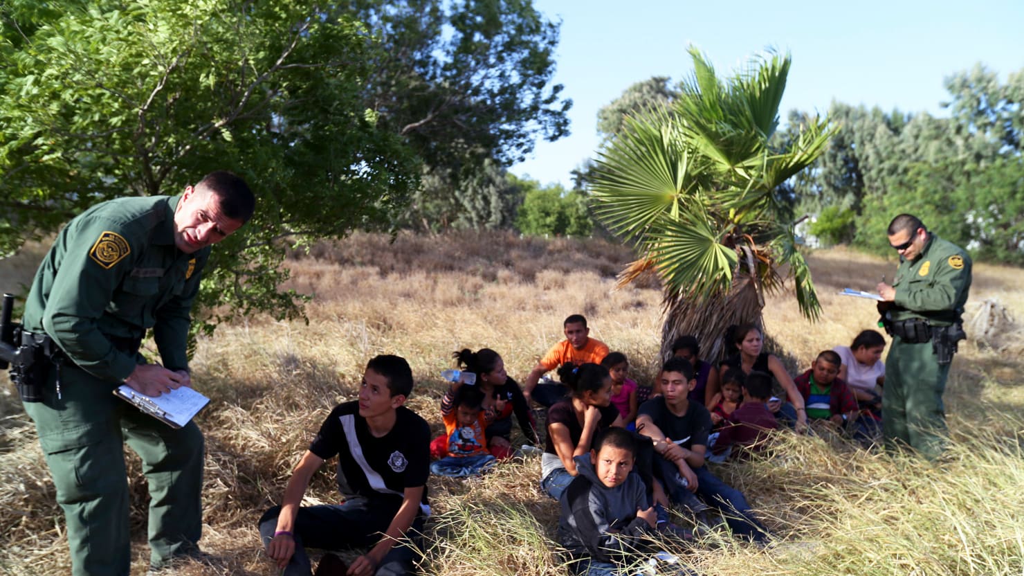 Amerikalı sınır devriyeleri göçmenler için bırakılan su ve gıdayı imha ediyor