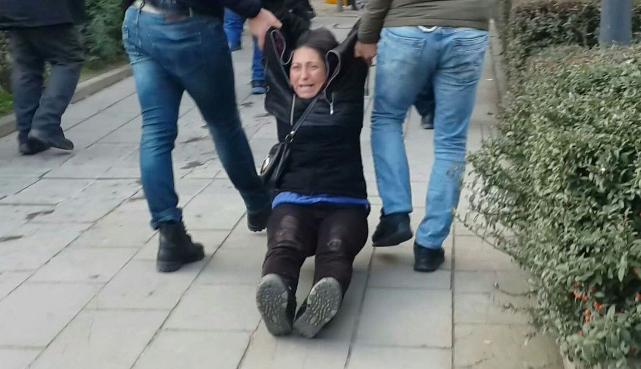 Semih Özakça'nın annesi yerde sürüklenerek gözaltına alındı