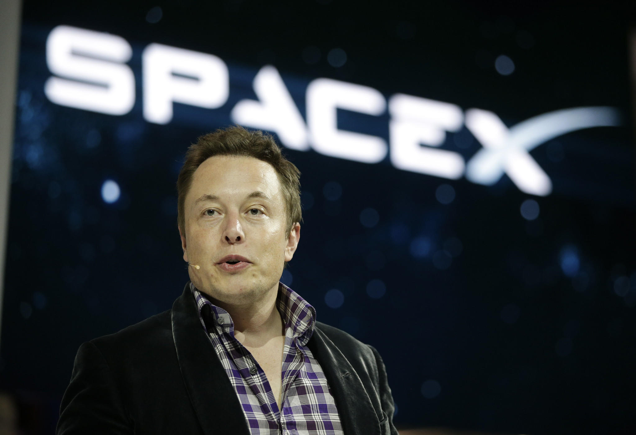 Elon Musk canlı yayında esrar içti