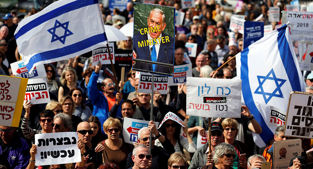 Tel Aviv'de binlerce kişi yolsuzluk karşıtı gösteri yaptı