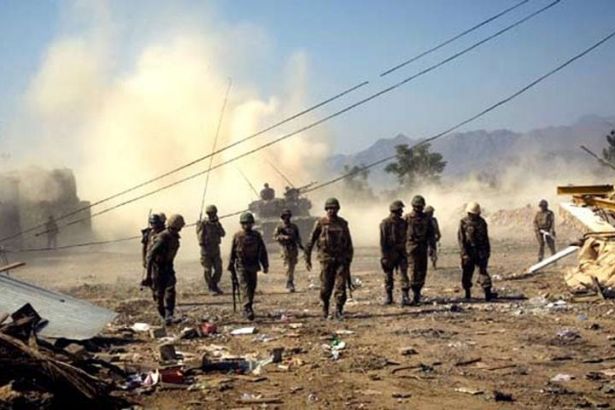 Pakistan'da canlı bomba saldırısı: 11 asker hayatını kaybetti