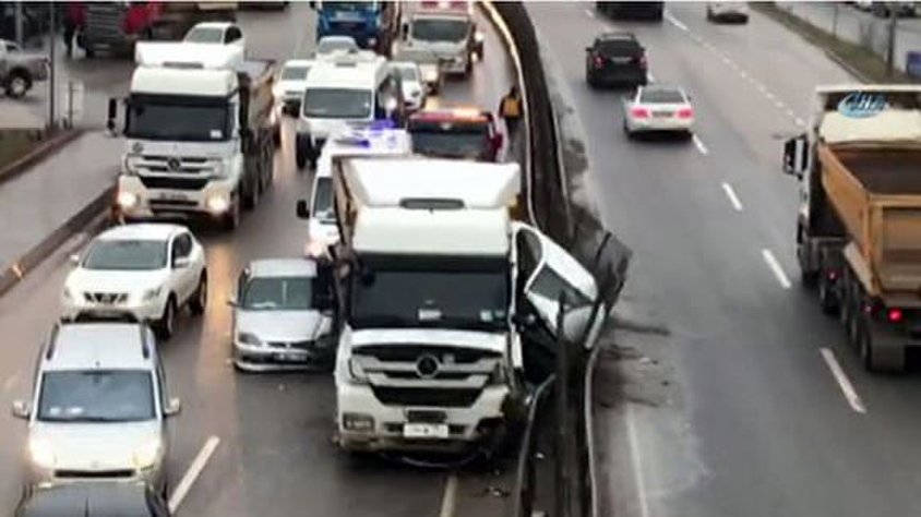 Şile'de hafriyat kamyonu aracı ezdi