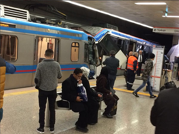 İstanbul'da tramvaylar çarpıştı: Yaralılar var