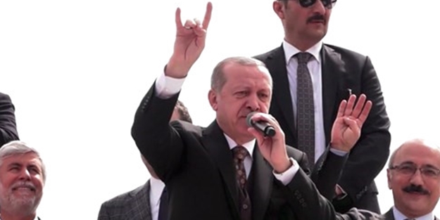 AKP'den 'bozkurt' açıklaması: Erdoğan 'Rabia' yapıyordu, kadraja öyle girmiş