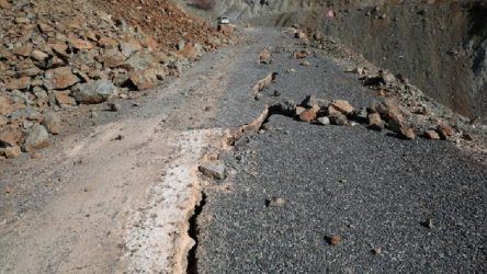 Elazığ'da deprem sonrası yollar böyle görüntülendi