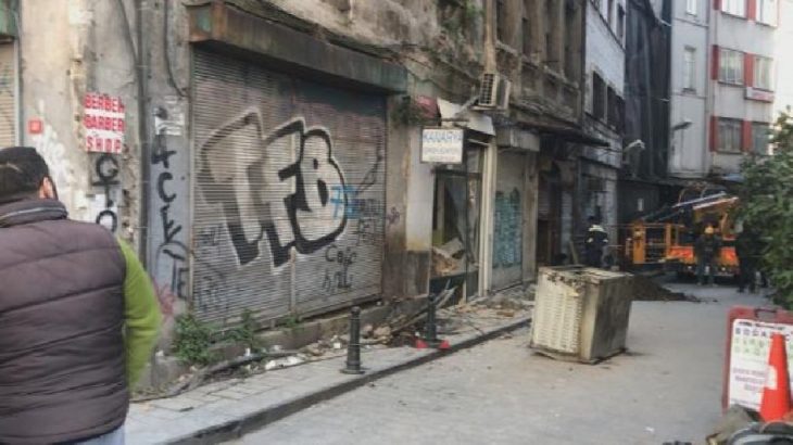 Karaköy'de bina çöktü
