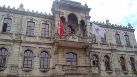Borçları bahane edip işçiye yüzde 3 zam yapan AKP'li belediye müdürlere otel kapattı