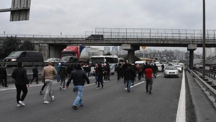 Çarptı kayıplara karıştı: Trafik magandasına karşı arkadaşları için yolu kapattılar