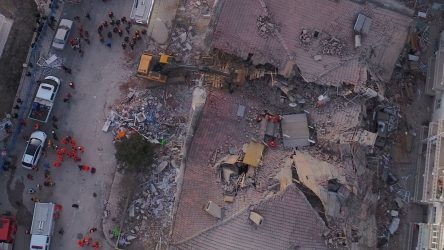 Elazığ'da depremin ardından arama kurtarma çalışmaları devam ediyor