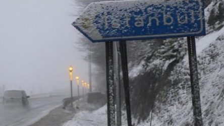 İstanbul'da kar başladı... AKOM'dan uyarı geldi!