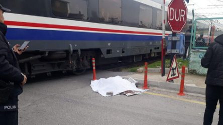 Mersin Tarsus'da yolcu treninin çarptığı kadın hayatını kaybetti