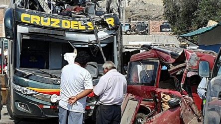 Peru'da yolcu otobüsü park halindeki araçlara çarptı: 16 ölü, 40 yaralı