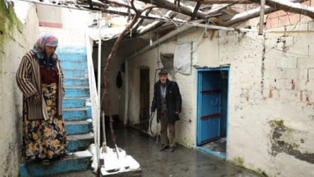 Polis yaşlı çiftin evini bastı: Tüm kapıları kırdılar, ‘pardon’ deyip gittiler