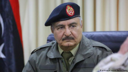 General Hafter askeri titrini ve görevlerini askıya alarak sivil hayata dönüyor