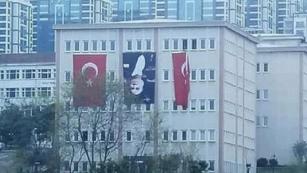 Atatürk'ün posteri böyle asıldı