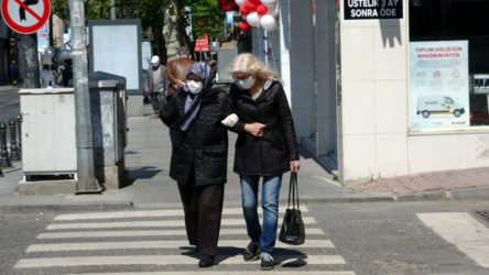 65 yaş ve üzeri vatandaşların sokağa çıkma saatleri değişti