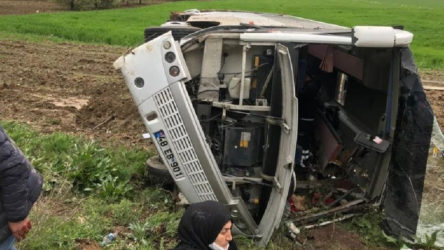 Afyonkarahisar'da karantinadan çıkanları taşıyan otobüs devrildi: 16 yaralı
