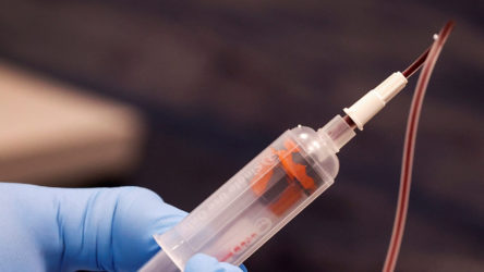 NYT: İyileşen koronavirüs hastalarının kanları fahiş fiyatlara satılıyor