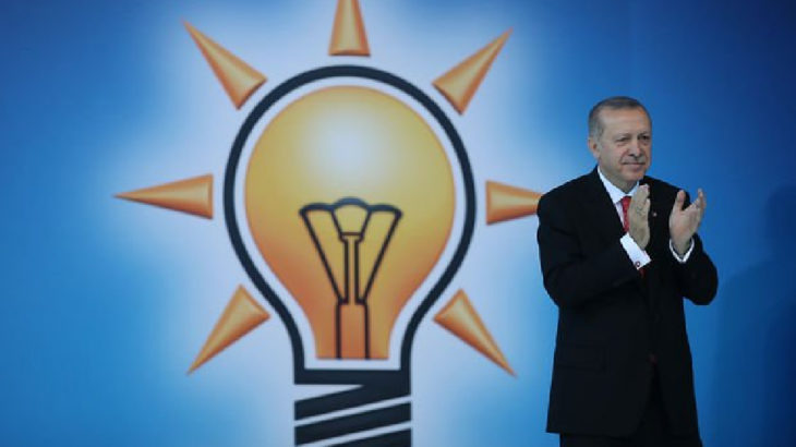 'Küfür, hakaret ve dezenformasyon görünür' kılındı, AKP 'yeşil top'u bitirdi