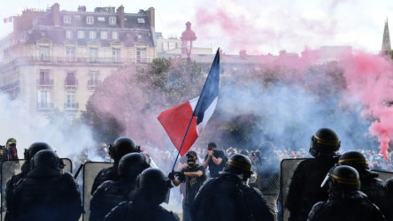 Fransa'da sağlık çalışanlarının düzenlediği protestolara polis müdahale etti