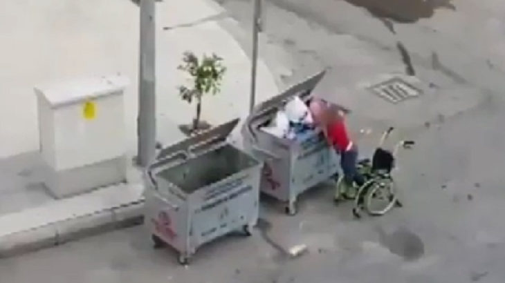 Engelli çocuk, tekerlekli sandalyesiyle çöpten atık topladı