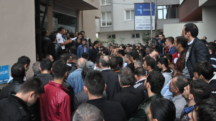 İşsiz milyonların kapısında beklediği İŞKUR'a 'çift maaşlı' atama