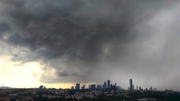İstanbul'da hava karardı: Dolu uyarısı