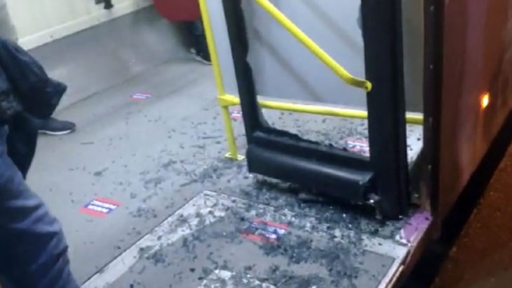 İstanbul’da geç gelen belediye otobüsünün camını kırdılar
