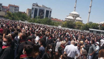 Savunma ayakta: Yüzlerce avukat Çağlayan Adliyesi önünde