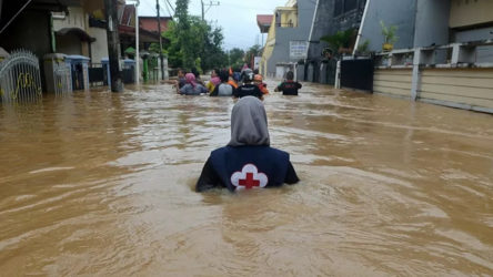 Endonezya'daki sel felaketinde ölü sayısı 16'ya yükseldi