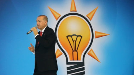 AKP'de liste krizi: İki aday çekildiğini duyurdu