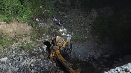 İş makinesi uçurumdan yuvarlandı: 2 işçi hayatını kaybetti