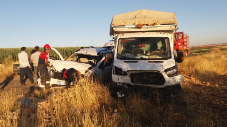 Mardin'de tarım işçilerini taşıyan kamyonet kaza yaptı: 10 yaralı