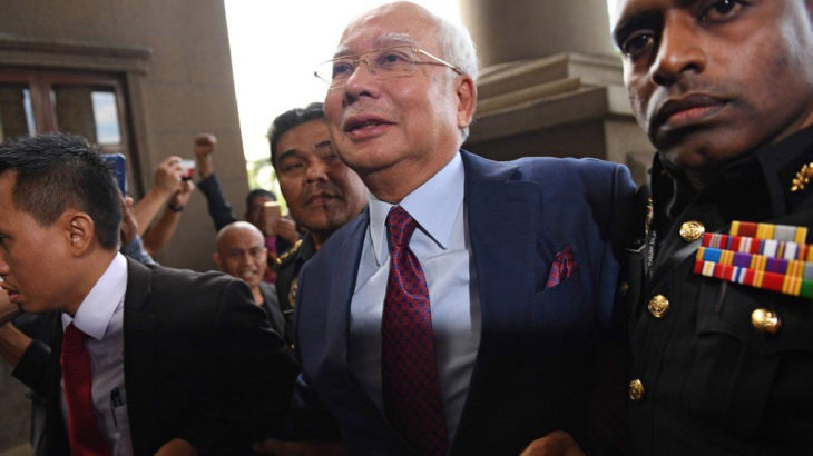 Eski Malezya Başbakanı yolsuzluk davasında suçlu bulundu