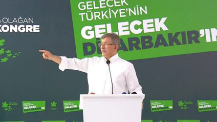 Davutoğlu Diyarbakır'da: Bu koalisyon iktidarının ne ahlaki ne insani ne akli bir çizgisi kalmamıştır