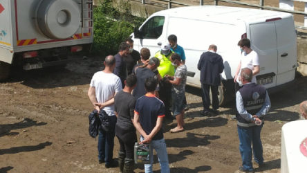 Giresun Dereli'de sel fırsatçıları yakalandı: Fındık çuvalını götürmeye çalışıyorlardı