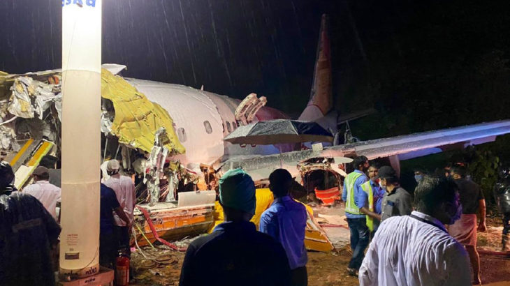 Hindistan'da yolcu uçağı iniş sırasında pistten çıktı ikiye bölündü