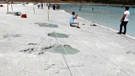 Salda Gölü'nde üzen görüntü: Derin çukurlar oluştu