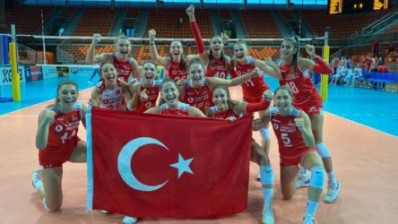 Türkiye voleybolda Avrupa şampiyonu: 19 Yaş Altı Kız Voleybol Milli Takımı şampiyon oldu